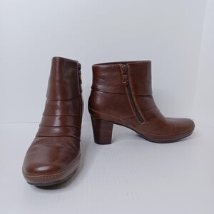 Clarks Boots Womens Size 8.5 Brown Leather Ankle Booties Active Air Comfort Zip